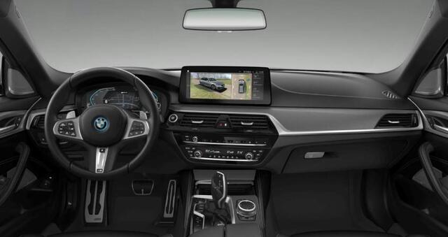 BMW 5-SERIE Touring 530e xDrive M Sport - Trekhaak - Driving Assistant Professional - Head up - Harman Kardon - Comfort Access - Getinte ruiten - Sportstoelen - Elektrisch verwarmde voorstoelen -