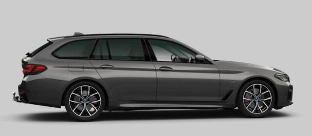 BMW 5-SERIE Touring 530e xDrive M Sport - Trekhaak - Driving Assistant Professional - Head up - Harman Kardon - Comfort Access - Getinte ruiten - Sportstoelen - Elektrisch verwarmde voorstoelen -