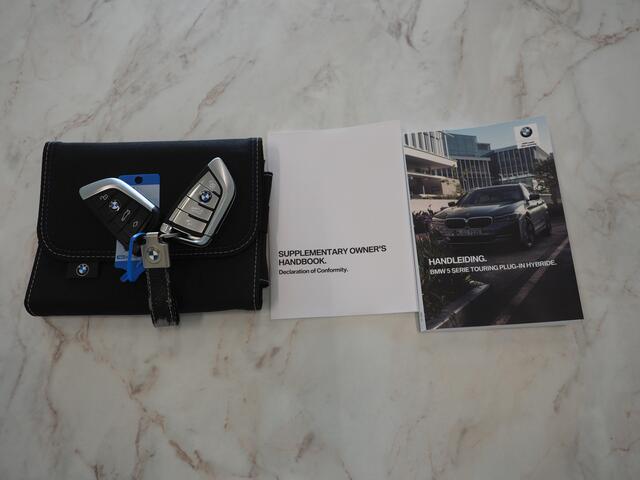 BMW 5-SERIE Touring 530e | Panoramadak | Trekhaak | Leder | Camera | Memory | Sfeerlicht | Carplay