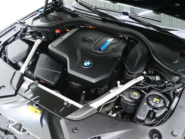 BMW 5-SERIE Touring 530e Shadow Line | NL auto | Leder | LaserLED | Camera | Memory | Dodehoek | Cruise | DAB | Carplay