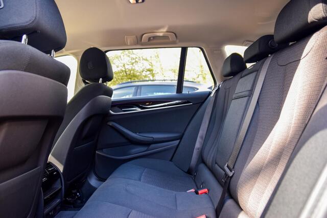 BMW 5-SERIE Touring 520i Executive | Trekhaak | Navigatie | Stoelverwarming | Cruise