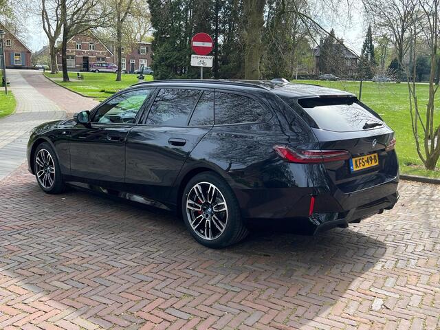 BMW 5-SERIE Touring 550e xDrive - Adaptieve Cruisecontrole - Stoelverwarming - Leder - Automatische trekhaak wegklapbaar