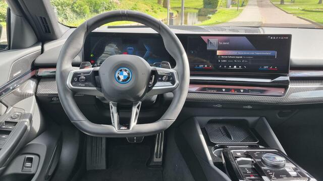 BMW 5-SERIE Touring 550e xDrive - Adaptieve Cruisecontrole - Stoelverwarming - Leder - Automatische trekhaak wegklapbaar