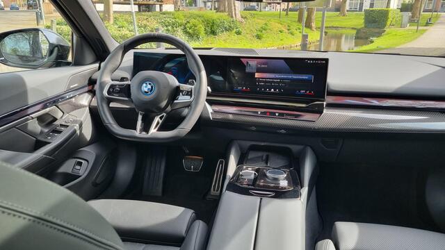 BMW 5-SERIE Touring 550e xDrive - Adaptieve Cruisecontrole - Stoelverwarming - Leder - Automatische trekhaak wegklapbaar