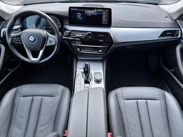 BMW 5-SERIE Touring 530e xDrive Executive / Elektrische trekhaak 2.000 kg / LED / Volledig Dealer Onderhouden / Leder / Apple Carplay/Android Auto / Camera / Navigatie / Stoel Verwarming / Zonne Wering / ACC /