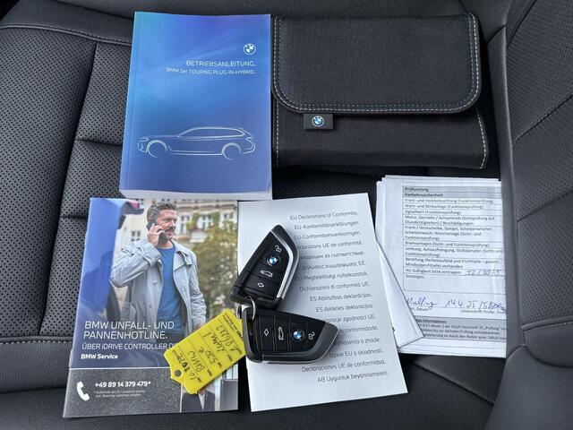 BMW 5-SERIE Touring 530e xDrive Executive / Elektrische trekhaak 2.000 kg / LED / Volledig Dealer Onderhouden / Leder / Apple Carplay/Android Auto / Camera / Navigatie / Stoel Verwarming / Zonne Wering / ACC /