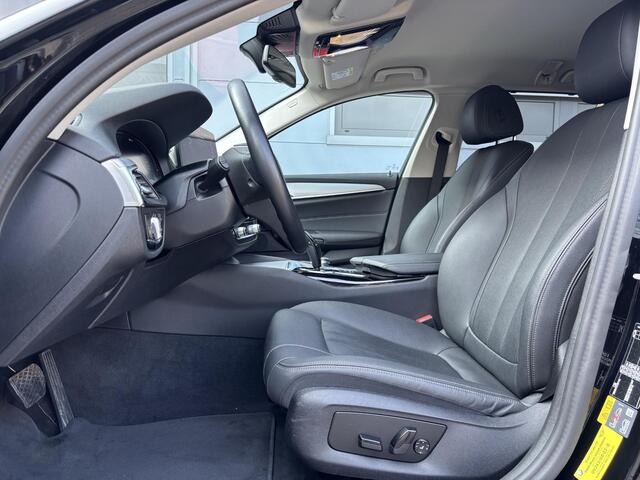 BMW 5-SERIE Touring 530e xDrive Executive / Elektrische trekhaak 2.000 kg / LED / Volledig Dealer Onderhouden / Leder / Apple Carplay/Android Auto / Camera / Navigatie / Stoel Verwarming / Zonne Wering / ACC /