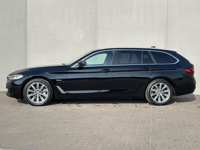 BMW 5-SERIE Touring 530e xDrive Executive / Elektrische trekhaak 2.000 kg / LED / Volledig Dealer Onderhouden / Leder / Apple Carplay/Android Auto / Camera / Navigatie / Stoel Verwarming / Zonne Wering / ACC /