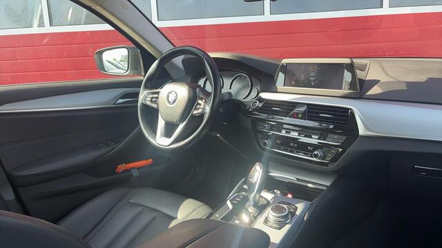 BMW 5-SERIE 520i High Executive Edition TREKHAAK / CARPLAY / LEDER / STOELVERW / FULL LED / NAVI / CLIMA / PDC / BLUETOOTH / CRUISE