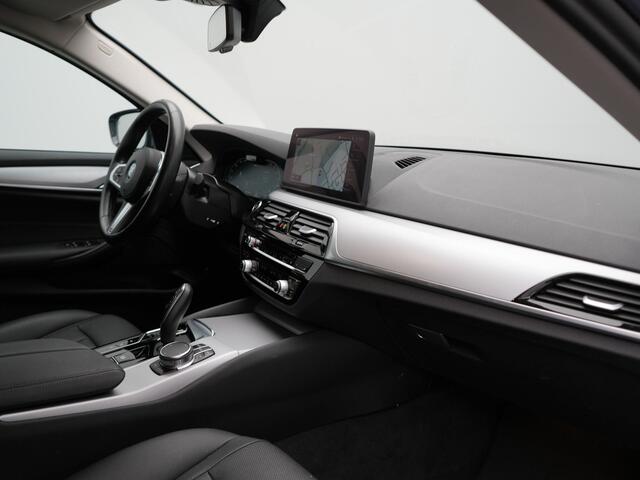 BMW 5-SERIE Touring 530e Business Edition Plus PHEV 293pk Dealer O.H. | Trekhaak Af Fabriek | Adaptive Cruise | 360 Camera | Lederen Comfortzetels Verwarmd | Blis | Apple Carplay | Hifi Audio | 19"L.M | Plug In Hybrid |