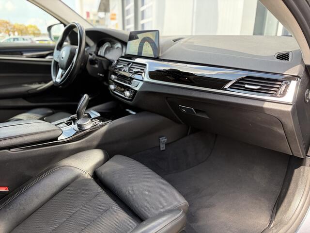 BMW 5-SERIE Touring 520i High Executive 184pk | Sport Line | Bluetooth | Elektrisch bedienbare achterklep | LED koplampen | Lederen bekleding | Navigatiesysteem full map | Voorstoelen verwarmd | Trekhaak elektrisch uitklapbaar | Prachtig exemplaar!