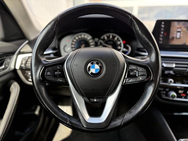 BMW 5-SERIE Touring 520i High Executive 184pk | Sport Line | Bluetooth | Elektrisch bedienbare achterklep | LED koplampen | Lederen bekleding | Navigatiesysteem full map | Voorstoelen verwarmd | Trekhaak elektrisch uitklapbaar | Prachtig exemplaar!