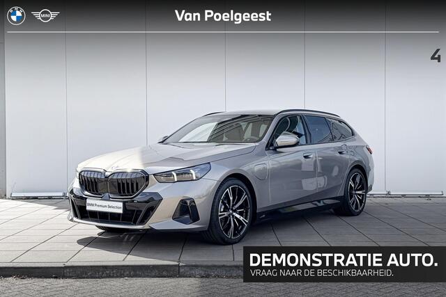 BMW 5-SERIE Touring 530e M Sport Edition M-Sport / Trekhaak / Glazen Dak / Driving Assistant Plus / 20 inch