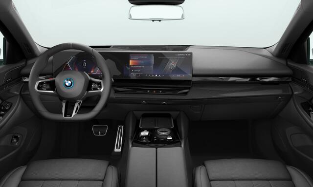 BMW 5-SERIE Touring 530e | M-Sport Pro | 21'' | Panorama. | Comfortstoel. | Park. + Driv. Plus | Head-Up | Comf. Acc. | Trekhaak | Stuur + stoelverw. voor/achter | Stoelvent.
