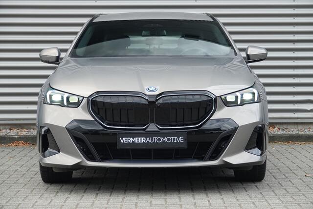 BMW 5-SERIE Touring 530e M-Sport Pro | H&K | Ventilatie | HUD | Trekhaak |