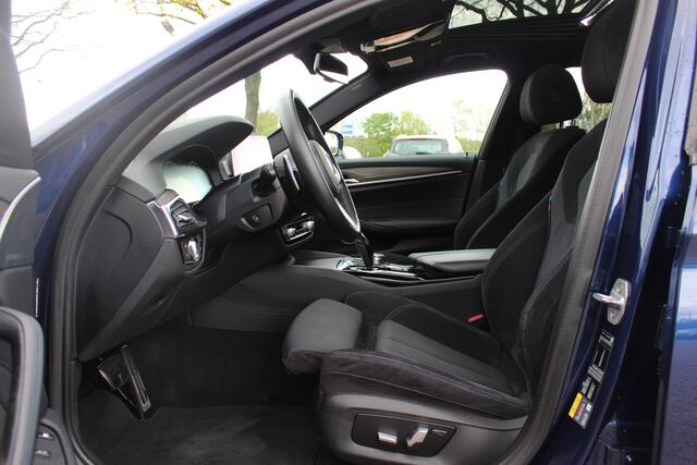 BMW 5-SERIE 530e iPerformance High Exe. M Sport / Schuifdak / 360Camera / Head-up / Alcantara / 20'' / CarPlay / Dodehoek / DAB / ACC