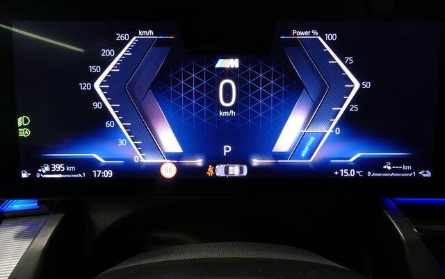 BMW 5-SERIE 530e M Sport Edition / M5 Look / M Sport Bodykit / Panoramadak / Stoelkoeling & -verwarming / Iconic Glow / Harman Kardon / Elektr. verstelbare voorstoelen (links memory) / HUD / Rondomzichtcamera / Apple Carplay - Android Auto / Achterbank verwarming / D