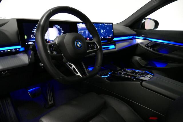 BMW 5-SERIE 530e M Sport Edition / M5 Look / M Sport Bodykit / Panoramadak / Stoelkoeling & -verwarming / Iconic Glow / Harman Kardon / Elektr. verstelbare voorstoelen (links memory) / HUD / Rondomzichtcamera / Apple Carplay - Android Auto / Achterbank verwarming / D