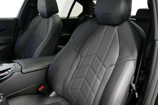 BMW 5-SERIE 530e M Sport Edition / M5 Look / M Sport Bodykit / Panoramadak / Stoelkoeling & -verwarming / Iconic Glow / Harman Kardon / Elektr. verstelbare voorstoelen (links memory) / HUD / Rondomzichtcamera / Apple Carplay - Android Auto / Achterbank verwarming / D