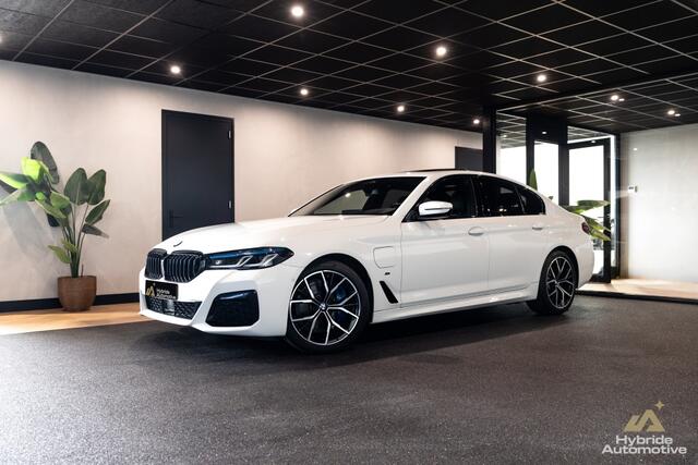 BMW 5-SERIE 545e xD High Ex. Ed. | HuD | H&K | Open Dak | Trekhaak |