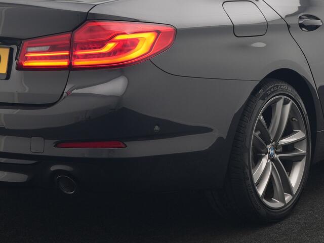 BMW 5-SERIE 530e iPerformance Sportline PHEV 252pk | Adaptive Cruise | Camera | Sportstoelen Verwarmd | 19"L.M | Adaptive LED | Sfeerverlichting | Apple Carplay |