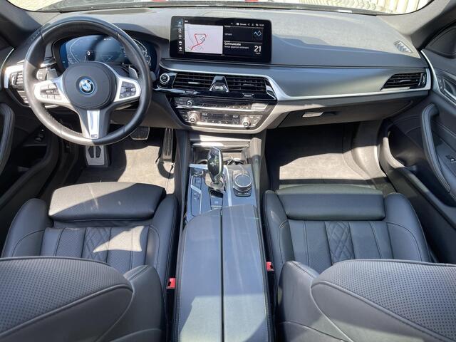 BMW 5-SERIE Touring 530e xDrive High Executive M Sport 18''/Panoramadak/Laser LED/Trekhaak/Head-up/Keyless/Dodehoek/Camera/Apple Carplay & Android Auto/HiFi