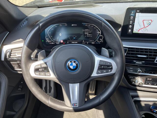 BMW 5-SERIE Touring 530e xDrive High Executive M Sport 18''/Panoramadak/Laser LED/Trekhaak/Head-up/Keyless/Dodehoek/Camera/Apple Carplay & Android Auto/HiFi