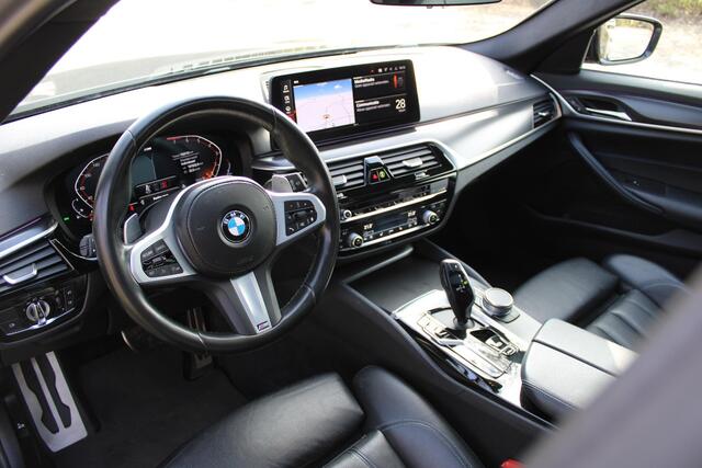 BMW 5-SERIE Touring 540i xDrive Touring M-Sport | Pano | 4-zone Clima | DAB | Adap LED Koplampen | Grootlicht assistent | Live Cockpit Professional | Etc.