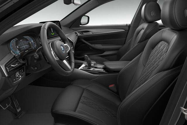 BMW 5-SERIE Touring 530e xDrive Business Edition Plus | Panoramadak | Head-Up Display | Trekhaak | Memory Seats | HiFi | Comfort Access |