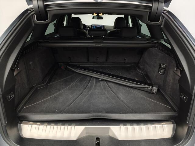 BMW 5-SERIE Touring 530e M-sport | 19 Inch W spaak | Elek glazen panorama dak | Trekhaak |