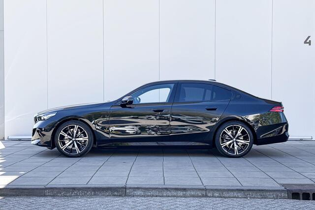BMW 5-SERIE Sedan 530e M-Sport / Trekhaak / Glazendak / 20 inch / Driving Assistant Plus