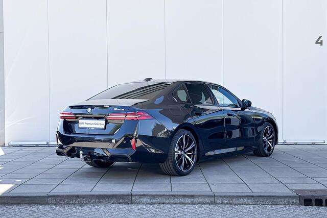 BMW 5-SERIE Sedan 530e M-Sport / Trekhaak / Glazendak / 20 inch / Driving Assistant Plus