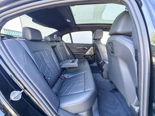 BMW 5-SERIE Sedan 530e M-Sport / Trekhaak / Glazendak / 20 inch / Driving Assistant Plus