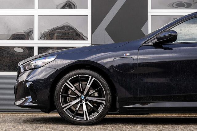 BMW 5-SERIE 530e xDrive M Sport | Comfort Seats | Memory | Harman/Kardon | Driving Ass. Plus | Trekhaak | Ventilate | 20' Inch |