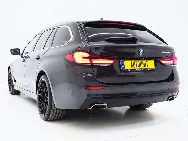 BMW 5-SERIE Touring 520e | Panoramadak | LED Grille | Trekhaak | Leder | HUD | 360 | Dodehoek | Sfeerlicht | Memory | Carplay