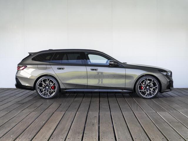 BMW 5-SERIE Touring 530e | M Sportpakket Pro | Innovation Pack | Stuurwielrand verwarmd | Comfort Access | Panoramadak | Stoelventilatie | Bowers & Wilkins | 21''
