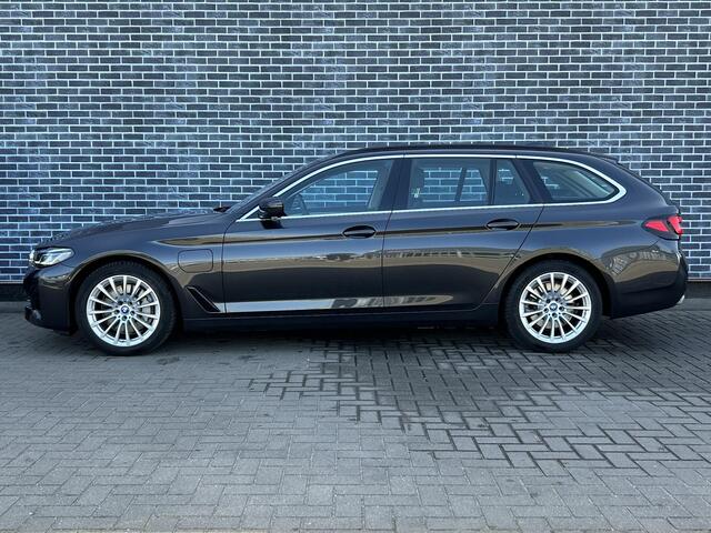 BMW 5-SERIE Touring 520e Business Edition Plus | Plug-in Hybrid (PHEV) | Lederen Bekleding | Laser LED Koplampen | Elektrische Achterklep | Elektrisch Verstelbare Voorstoelen | Stoelverwarming | Live Cockpit Professional