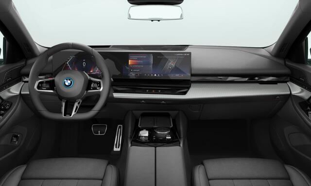 BMW 5-SERIE Touring 530e M Sport Edition | M Sport Pro | Trekhaak | Glazen Panoramadak | Innovation Pack | Travel Pack | Comfort Pack + comfort stoelen | Stuurwiel verwarmd |