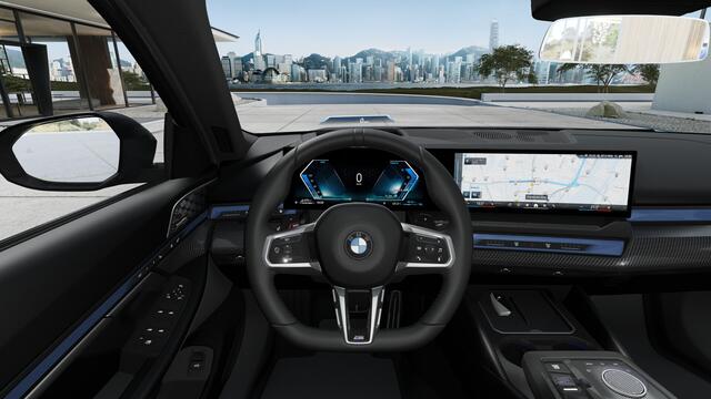 BMW 5-SERIE 550e xDrive M Sport Automaat / Panoramadak / Trekhaak / Bowers & Wilkins / Comfort Access / Comfortstoelen / Adaptief onderstel professional