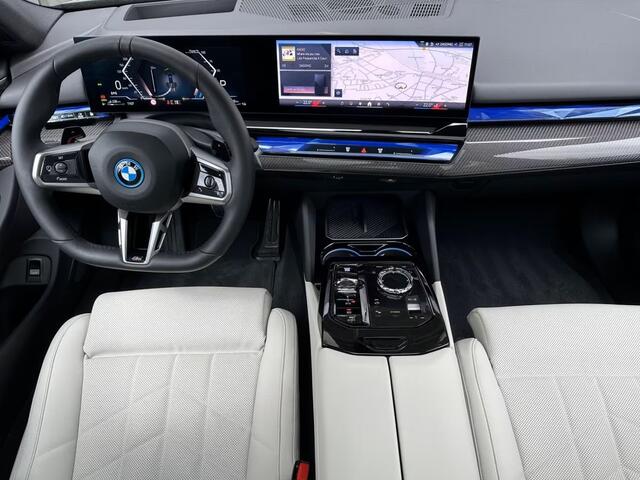 BMW 5-SERIE Touring 550e xDrive M-SPORT Pro ** PANO, IVORY LEDER, ACTIVE LENKUNG, 21-inch LMV, TREKH ** 1e EIG - UNGALLFREI - Ex. BMW ** ** INFORMEER OOK NAAR ONZE AANTREKKELIJKE FINANCIAL-LEASE TARIEVEN **