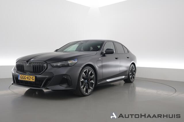 BMW 5-SERIE 550e xDrive M-Sport Pro | Rijklaar! | SOH 93.7% | 6-Cilinder | Pano | Elek. Trekhaak | Bowers&Wilkins | Widescreen | Ventilatie | Stoel-stuurverw. | Sfeerverl. | 360*+PDC | LED | Elek. Klep | V