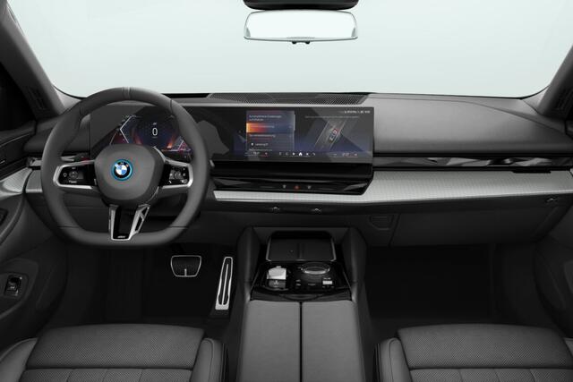 BMW 5-SERIE Touring 530e M Sport Edition | M Sportpakket Pro | Innovation Pack | Travel Pack | Comfort Pack | Trekhaak