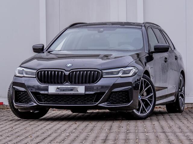 BMW 5-SERIE Touring 530e xDrive M-SPORT ** LASER, LEDER, PANORAMA, TREKH, SOPHISTO GRAU ** ¤ 35.000,= onder NP - 1e EIG ** ** INFORMEER OOK NAAR ONZE AANTREKKELIJKE FINANCIAL-LEASE TARIEVEN **