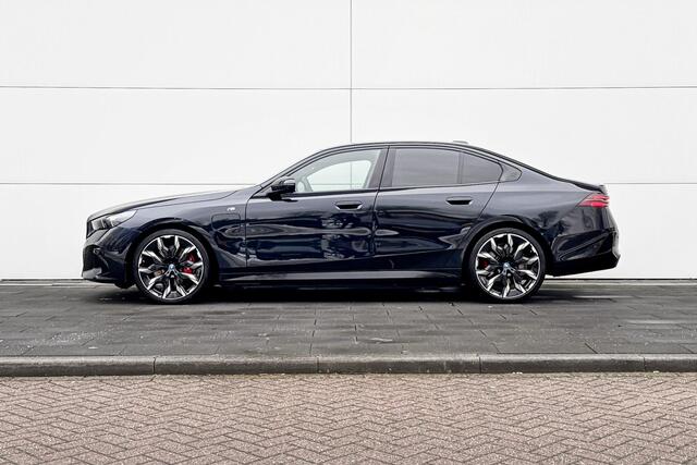 BMW 5-SERIE Sedan 550e xDrive M-Sport PRO | Trekhaak | Adaptive M-Onderstel | Panoramadak | Bowers & Wilkins | Selections 2500