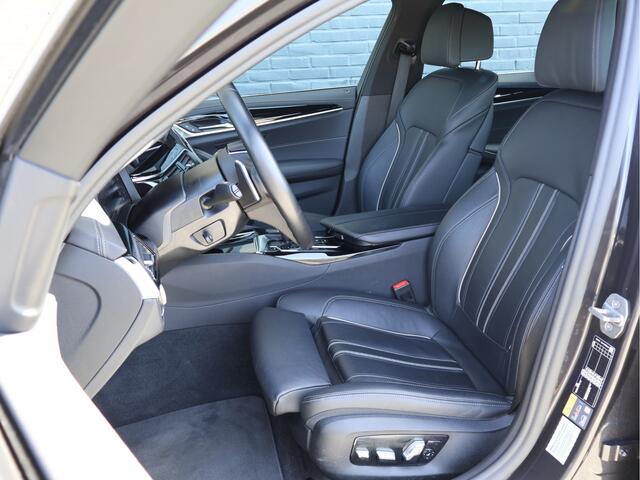 BMW 5-SERIE Touring 530e xDrive Luxury Line Comfortstoelen | Laser Light | Org. NL | Memory | Cam