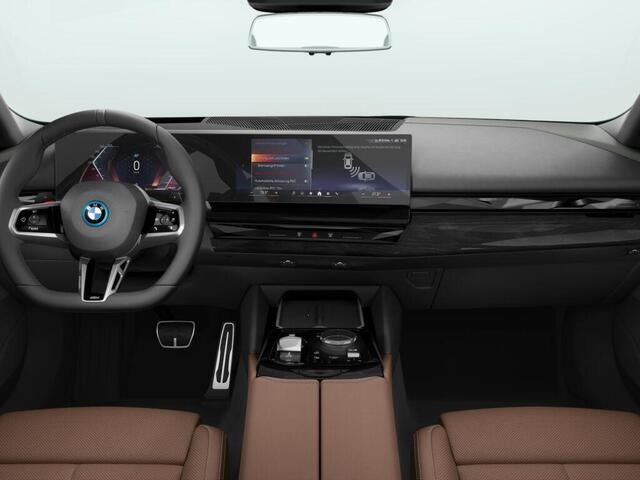 BMW 5-SERIE 550e xDrive M Sportpakket | Comfort Pack | Innovation Pack | M Sportpakket Pro | Travel Pack |