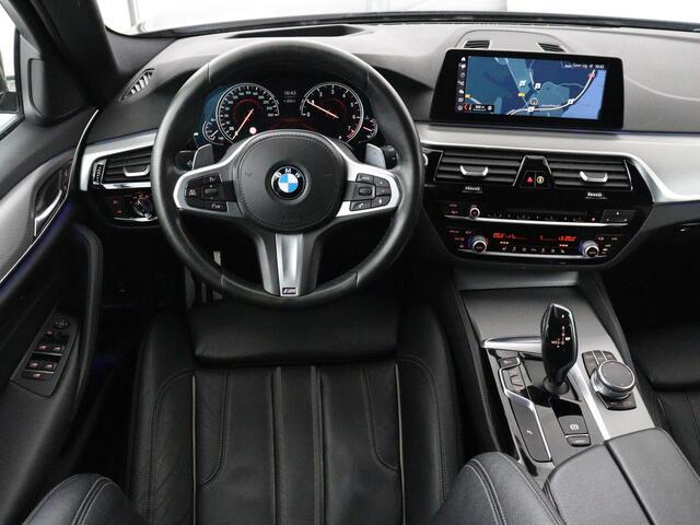 BMW 5-SERIE 520i M Sport | Head-Up | Leder | Stoelverwarming | Camera | Sportstoelen | Park Assist | Carplay | Sfeerverlichting | Navigatie | Cruise control | Memory | Climate control | 19'' | Bluetooth