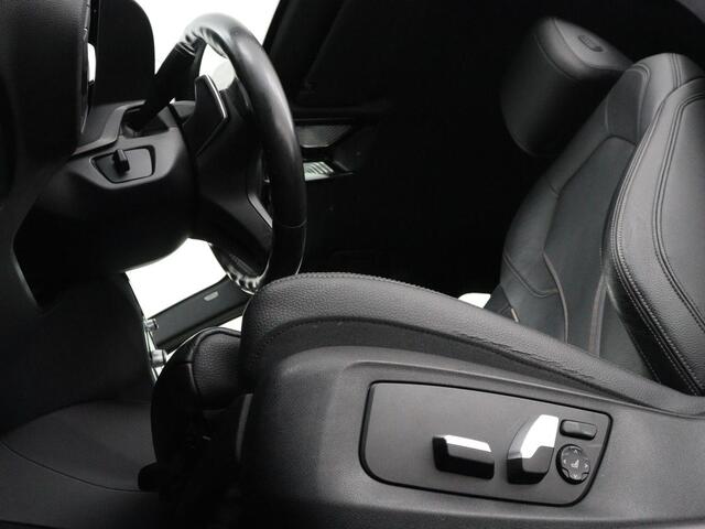 BMW 5-SERIE 520i M Sport | Head-Up | Leder | Stoelverwarming | Camera | Sportstoelen | Park Assist | Carplay | Sfeerverlichting | Navigatie | Cruise control | Memory | Climate control | 19'' | Bluetooth