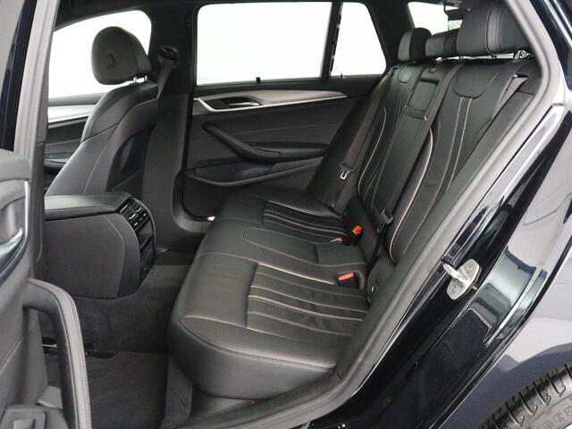 BMW 5-SERIE 520i M Sport | Head-Up | Leder | Stoelverwarming | Camera | Sportstoelen | Park Assist | Carplay | Sfeerverlichting | Navigatie | Cruise control | Memory | Climate control | 19'' | Bluetooth