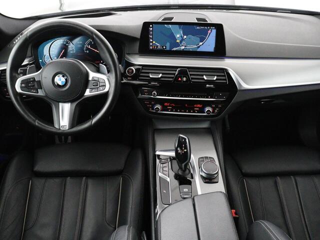 BMW 5-SERIE 520i M Sport | Head-Up | Leder | Stoelverwarming | Camera | Sportstoelen | Park Assist | Carplay | Sfeerverlichting | Navigatie | Cruise control | Memory | Climate control | 19'' | Bluetooth